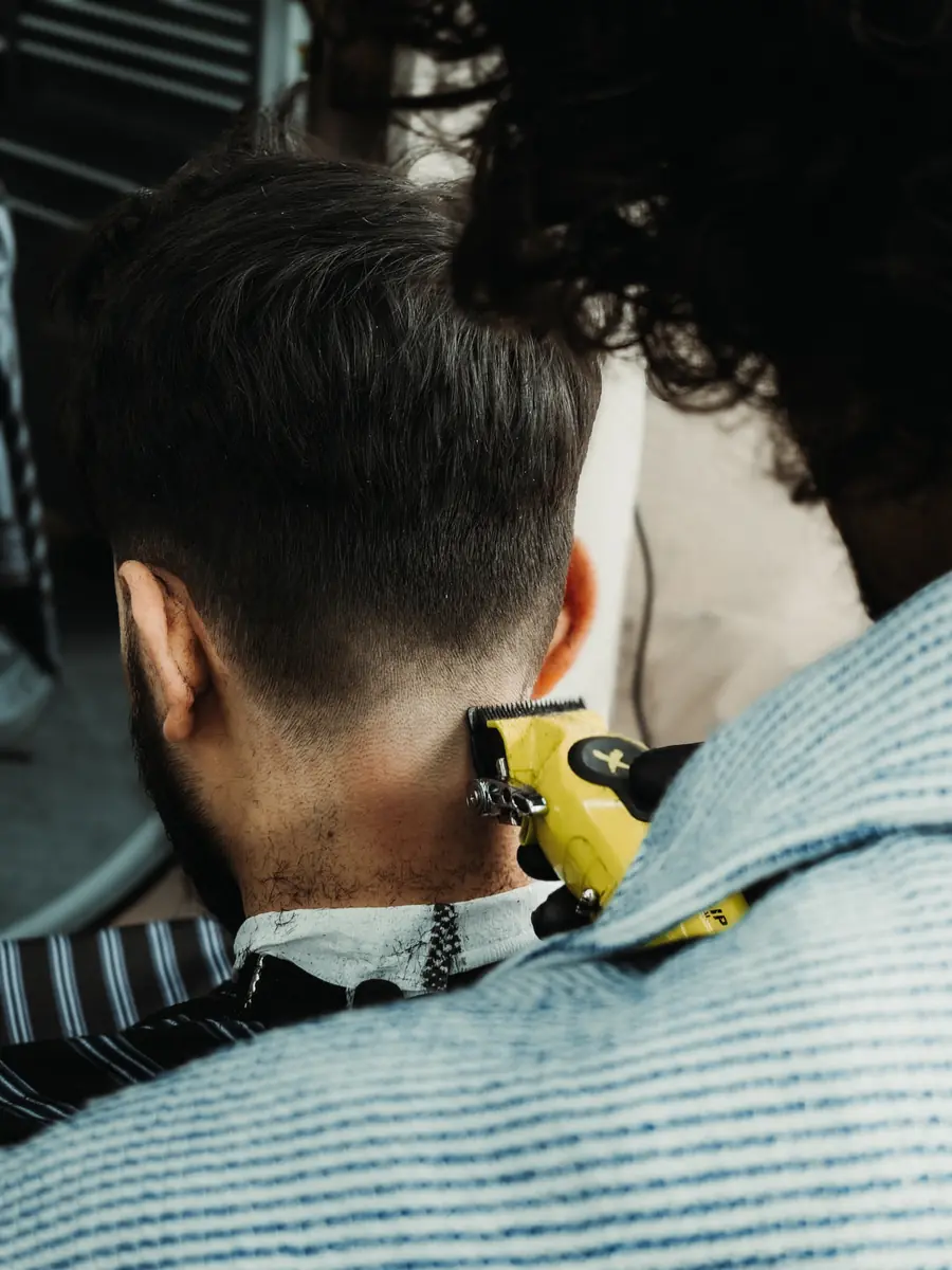 Ausrasieren des Nackens mit einer Haarschneidemaschine