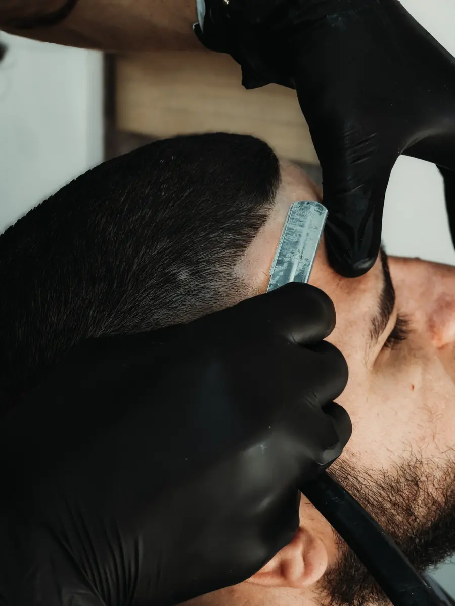 Präzises Ausrasieren der Haarkonturen mit Rasiermesser