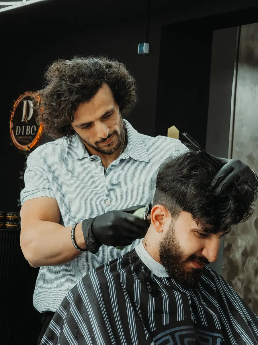 Ahmad Dibo beim Schneiden mit clippers im Salon
