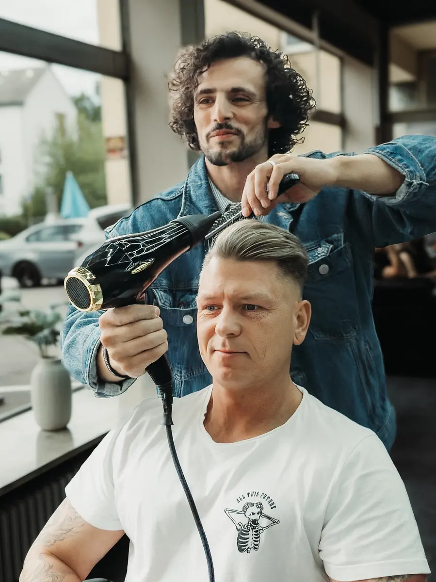 Ahmad Dibo beim Föhnen und Bürsten