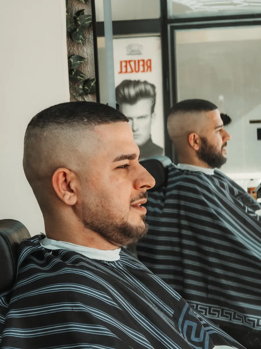 Kunde mit frischem Skin Fade Haarschnitt im Spiegel